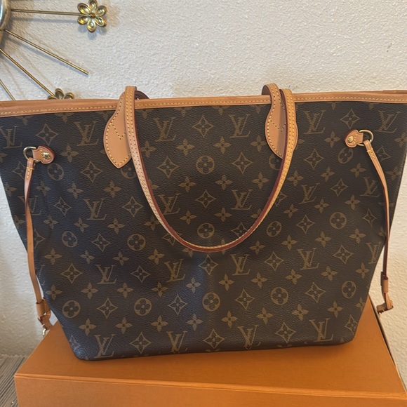 Louis Vuitton Neverfull MM - Picture 16 of 17